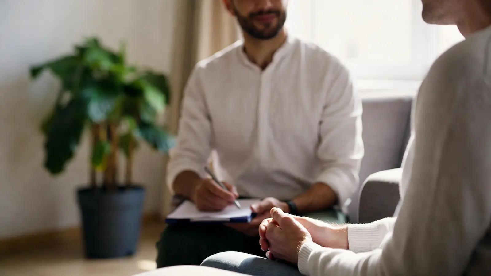 Psychologische Beratungsstunde mit Therapeutin und Patient im Gespräch